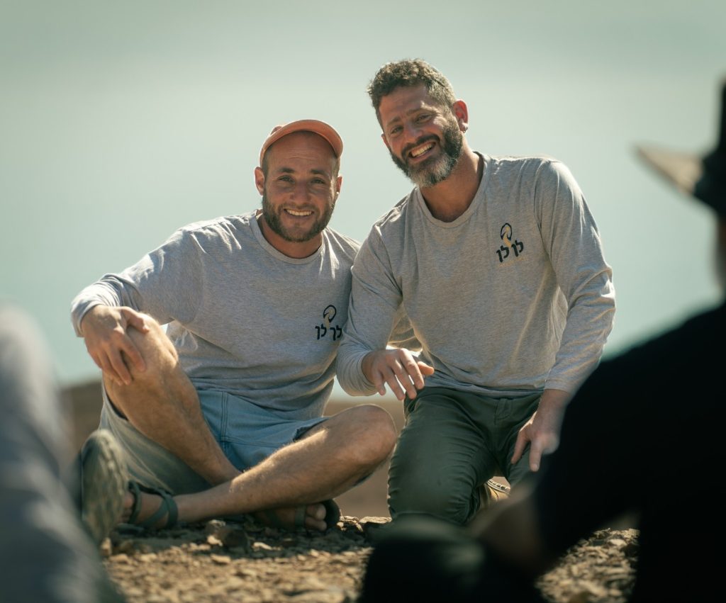 רועי דביר ועקיבא יעקובוביץ יושבים מחייכים למצלמה