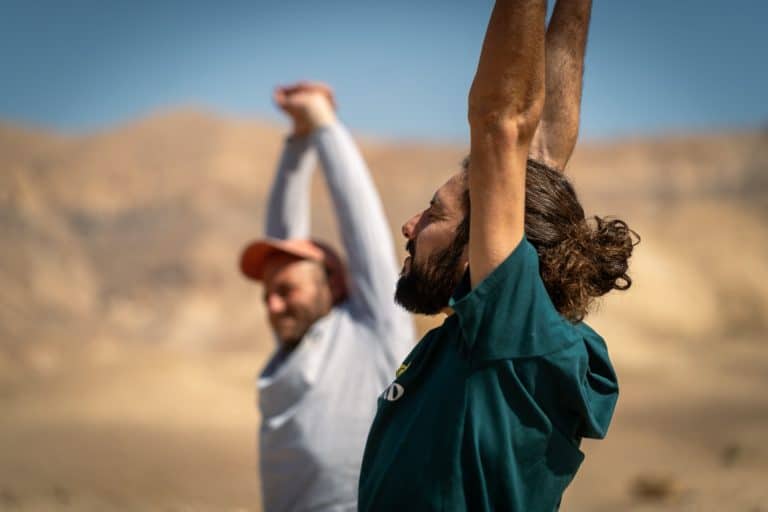 גבר מותח את היידים כלפי מעלה