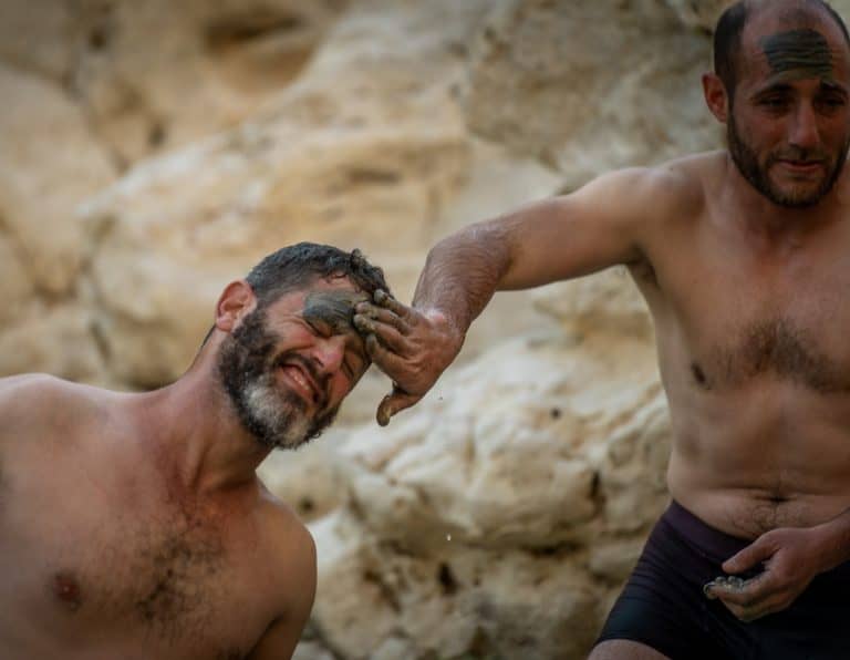 עקיבא מורח לרועי בוץ על הפנים