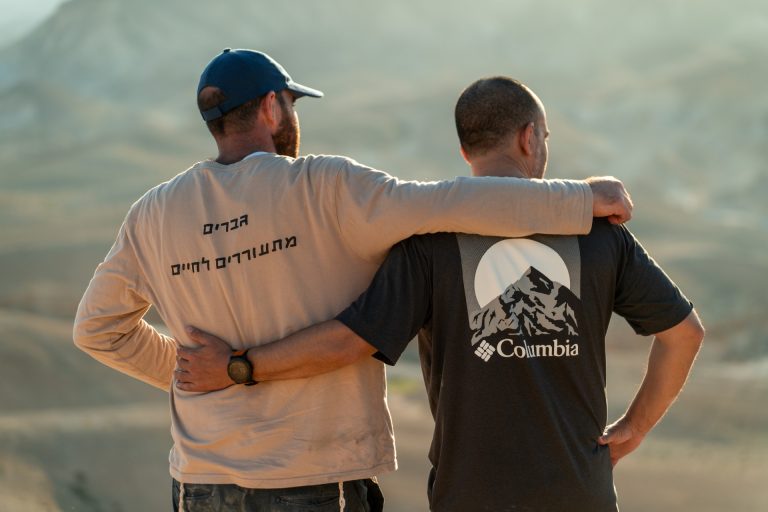 שני גברים עם הגב, מחובקים