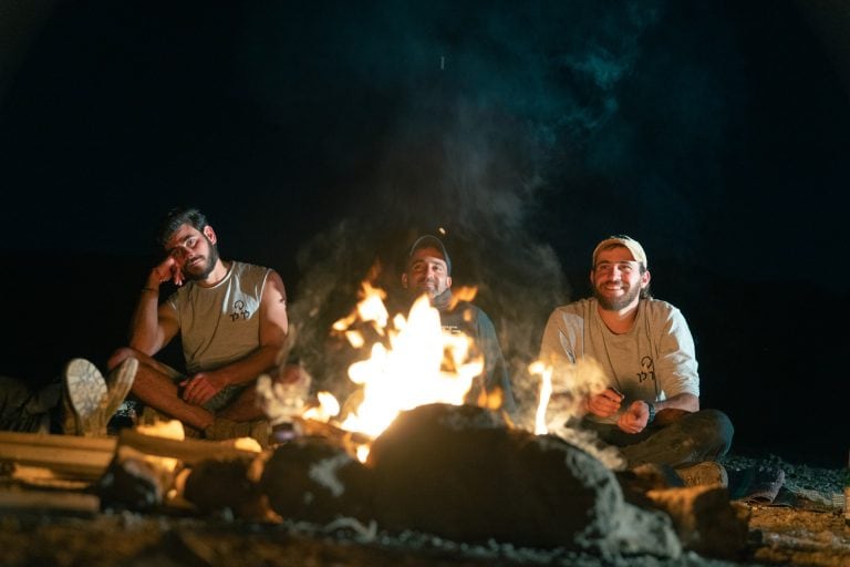 גברים מסביב למדורה