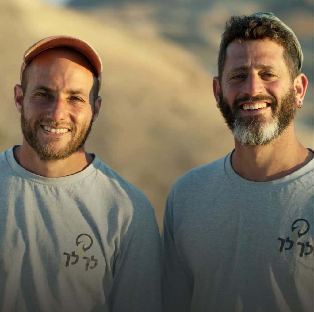 רועי דביר ועקיבא יעקובוביץ מחייכים